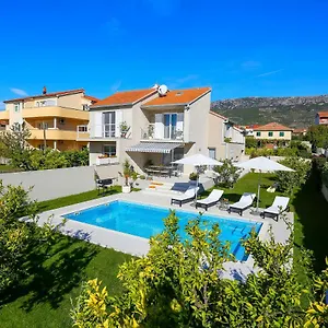 https://villa-elysium.hotels-in-trogir.com