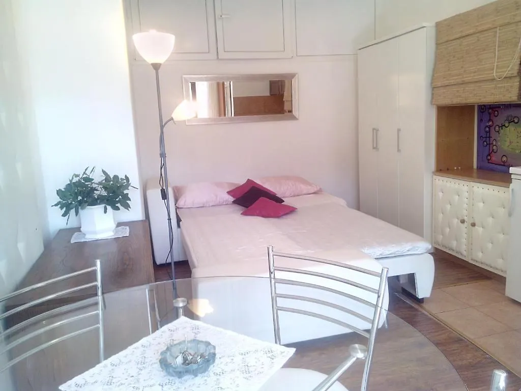 Collins Apartments Pula 0*,  Kroatien